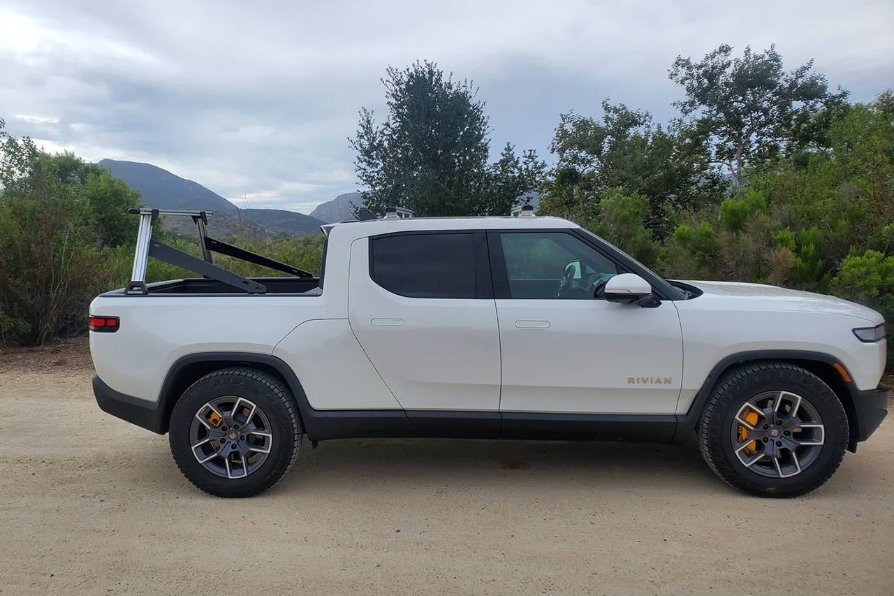 Kayak Bed & Roof Rack Crossbar System for Rivian R1T by Range Industries