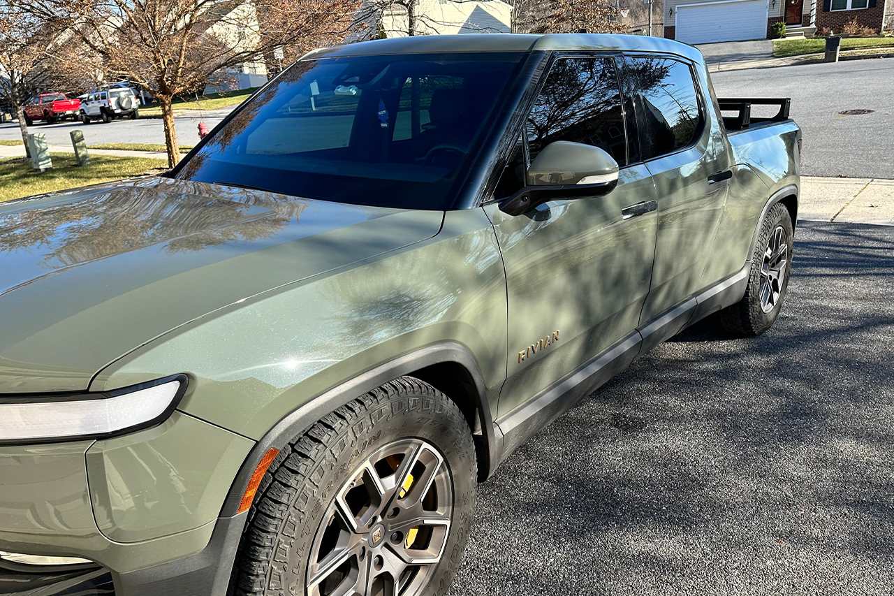 Low Profile Black Aluminum Crossbar Bed Rack for Rivian R1T by BillieBars