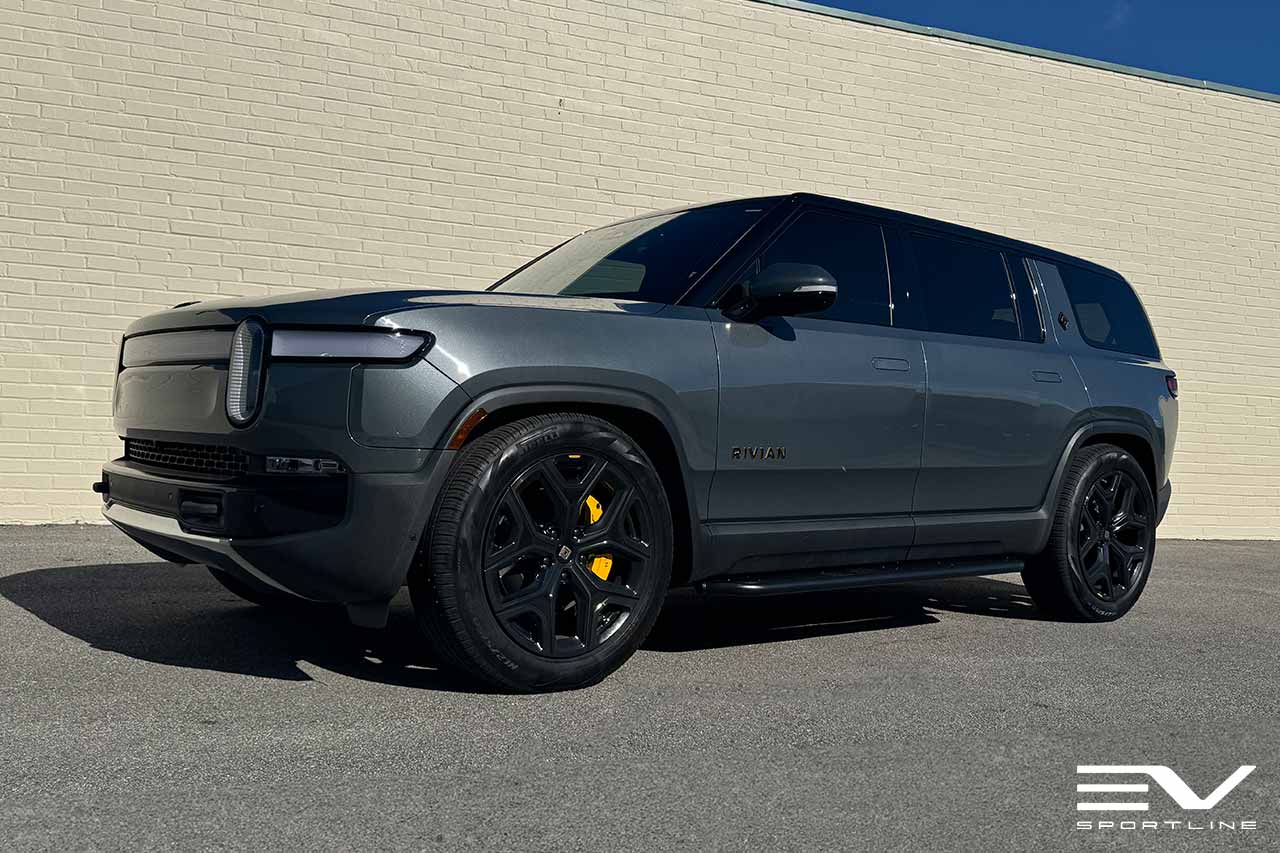 El Cap Granite Rivian R1S with Triple Square Running Boards