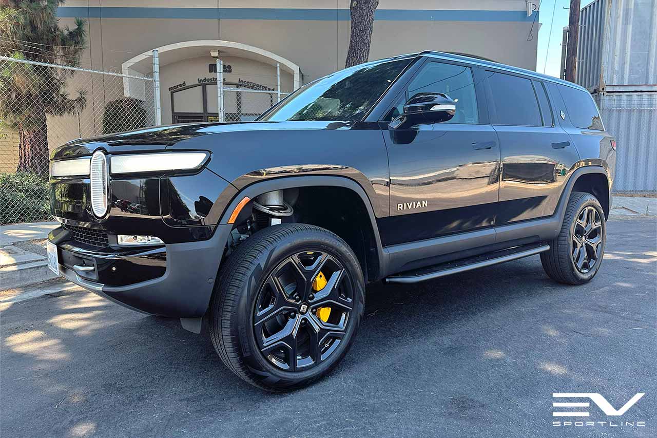 Midnight Rivian R1S with Triple Slot Thread Running Boards