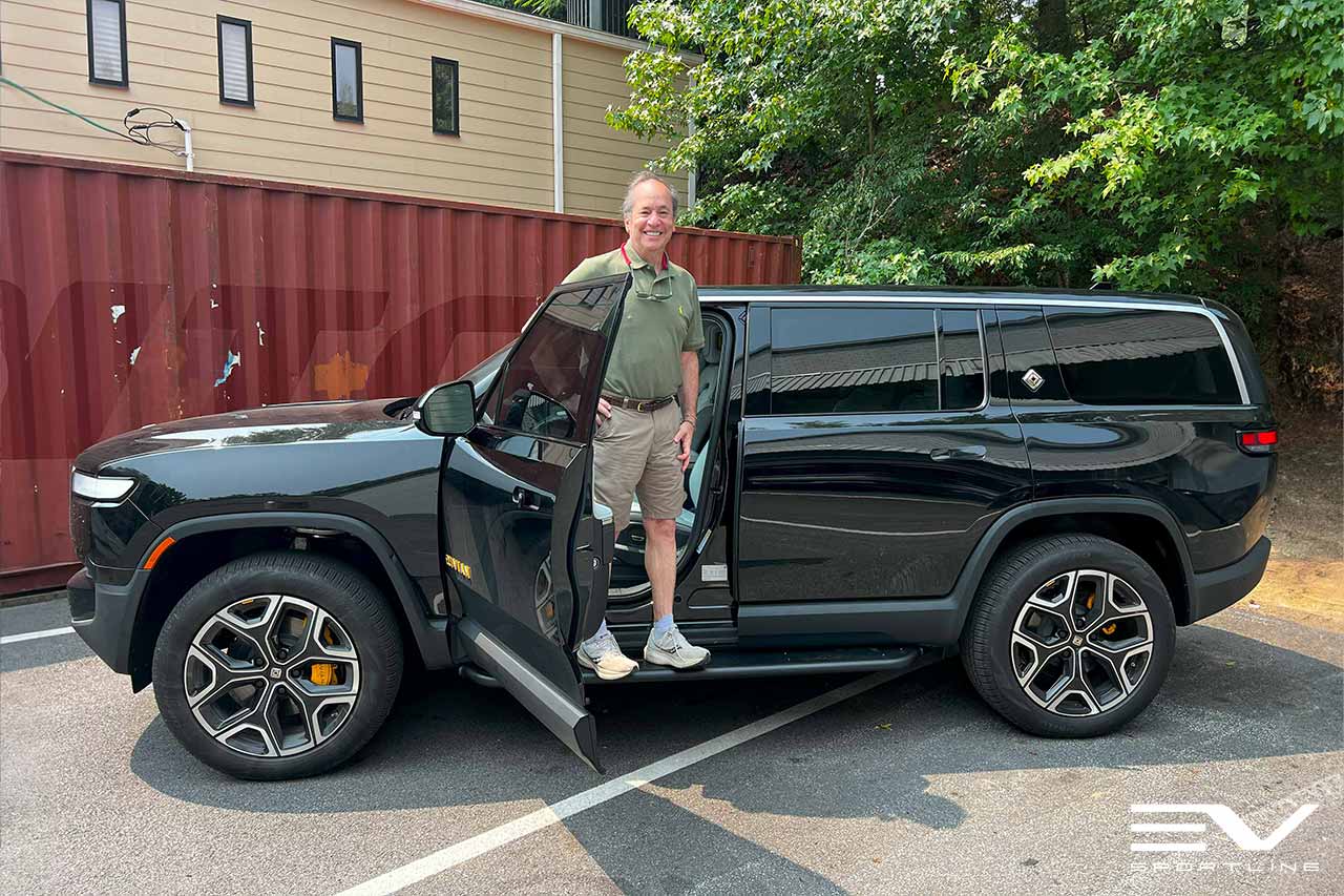 Midnight Rivian R1S with Triple Square Thread Running Boards